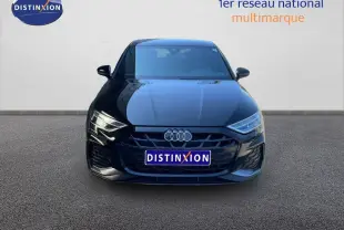 Vue frontale d'une Audi A3 Sportback noire 2025 avec calandre large et phares LED distinctifs.