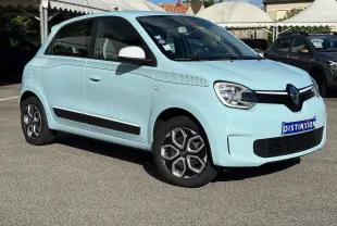 Renault Twingo III bleu dragée vue 3/4 avant droit, avec bandes décoratives noires et rétroviseurs blancs.