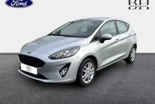 Vue 3/4 avant droite d'une Ford Fiesta gris lunaire 5 portes avec calandre noire et jantes argentées.