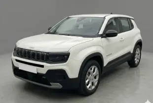 Jeep Avenger blanc en 3/4 avant droit, avec jantes alliage 17 pouces et détails noirs contrastants.