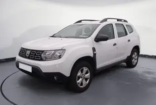 Dacia Duster blanc 4x2 ECO-G 2021 en 3/4 avant droit, avec jantes alliage et barres de toit noires.