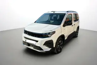 Peugeot Rifter Blanc Kaolin en 3/4 avant droit, avec barres de toit et jantes alliage noires.