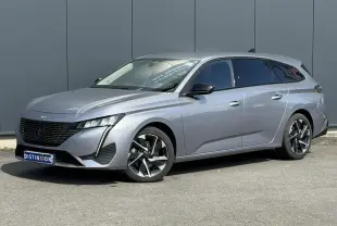 Peugeot 308 SW gris Artense en 3/4 avant droit, avec jantes alliage 17'' et vitres surteintées.