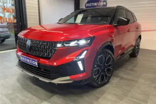 Renault Austral rouge métallisé avec toit noir, vue 3/4 avant droit, calandre noire et jantes alliage 20 pouces.