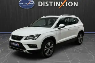 SUV SEAT Ateca blanc en 3/4 avant droit, avec jantes alliage et toit ouvrant visible en intérieur showroom.