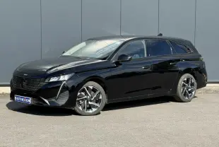 Peugeot 308 SW noir Perla vue 3/4 avant droit, jantes alliage 17'' et vitres surteintées visibles.