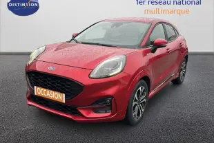 Vue 3/4 avant d'une Ford Puma rouge 2020 avec jantes alliage 17 pouces sur sol gris.