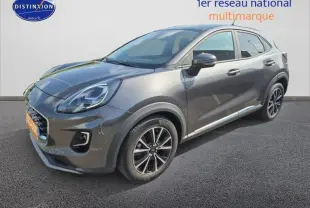 Ford Puma 1.0 EcoBoost gris métallisé en 3/4 avant droit, avec jantes alu et phares LED visibles.