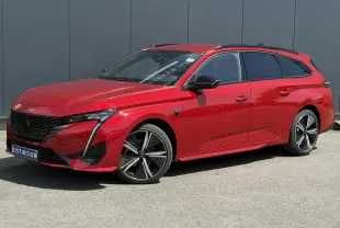 Peugeot 308 SW Rouge Elixir vue 3/4 avant droit avec jantes alliage 18'' et toit noir contrasté.