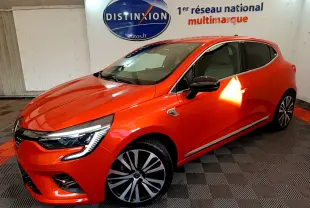 Renault Clio Initiale Paris orange vue 3/4 avant droit en intérieur avec jantes alliage et phares LED distinctifs