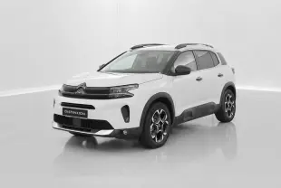 Citroën C5 Aircross hybride blanc en 3/4 avant droit, avec jantes distinctives et protections noires sur les bas de caisse.