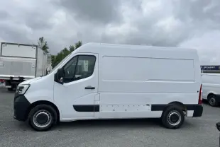 Renault Master blanc vu de profil côté gauche, fourgon utilitaire avec protections latérales noires et jantes tôles.