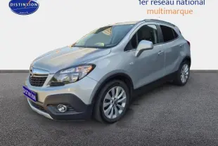 Opel Mokka gris Astéroïde vue 3/4 avant droit avec calandre chromée et jantes alu visibles