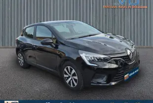 Renault Clio V TCe 90 Equilibre noire vue en 3/4 avant droit sur sol gris devant un mur métallique.