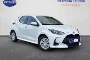 Toyota Yaris 116h Dynamic 5p blanc vue 3/4 avant avec calandre noire et jantes cache-moyeux blancs