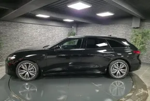 Audi A5 Avant noir vue de profil côté gauche, avec jantes 19 pouces et finitions S line visibles.