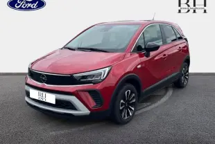 Opel Crossland rouge Kardio métallisé en 3/4 avant droit avec jantes alu et détails noirs contrastants.