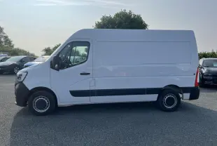 Profil côté gauche d'un Renault Master blanc 2023, fourgon utilitaire avec protections latérales noires et roues tôlées.