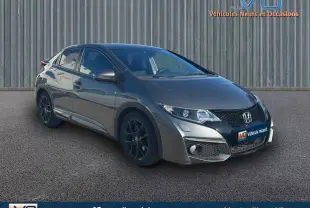 Vue 3/4 avant gauche d'une Honda Civic gris métallisé 2015 avec jantes alliage noires et vitres surteintées.