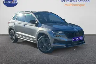 SUV SKODA KAROQ gris perle en 3/4 avant droit avec jantes alu et calandre noire distinctive