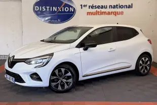 Renault Clio Business blanc vue 3/4 avant droit, jantes noires et logo Distinxion en arrière-plan.