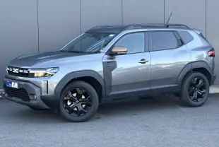 SUV Dacia Duster ECO-G 120 gris schiste en profil droit, avec jantes noires et rétroviseurs bronze.