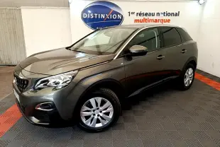 Peugeot 3008 gris foncé vue en 3/4 avant droit dans un showroom avec sol à damier noir et rouge.