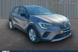 Renault Captur TCe 90 Business gris vu en 3/4 avant droit avec feux LED et jantes alliage sur fond neutre.