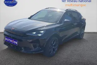 Vue 3/4 avant droite d'un CUPRA Formentor noir midnight avec jantes alu 18 pouces et barres de toit.