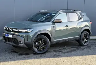 Dacia Duster ECO-G 120 Auto Extrême kaki lichen en 3/4 avant droit avec jantes noires et barres de toit.