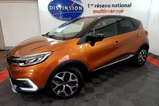 Renault Captur Intens orange vu en 3/4 avant droit, avec toit noir et jantes alliage distinctives.