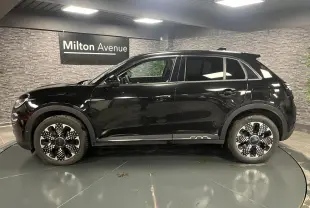 Profil côté gauche d'une FIAT 600 noire avec jantes alliage diamantées et logo 600 sur la bas de caisse.