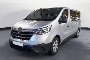 Renault Trafic Combi gris Highland en 3/4 avant droit, avec calandre noire et vitres latérales teintées.