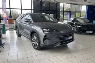 Vue 3/4 avant du BYD SEAL U hybride rechargeable gris Time Grey en showroom, avec jantes alliage et éclairage LED.