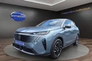 Peugeot 3008 bleu en 3/4 avant droit, avec calandre noire distinctive et jantes alliage noires.
