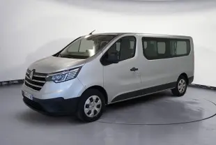 Renault Trafic Combi gris clair métal vu en 3/4 avant droit, avec grandes fenêtres latérales et jantes acier.