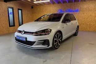 Volkswagen Golf GTI Performance blanche vue 3/4 avant droit avec jantes alu 19'' et étriers rouges.