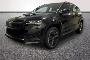 SUV SKODA KAROQ noir en 3/4 avant droit avec calandre noire et jantes distinctives Sportline.