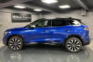 Profil côté gauche du Renault Austral bleu Iron 2023 avec toit noir étoilé et jantes alliage noires diamantées.
