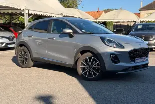 Ford Puma gris solar vue 3/4 avant droit, avec calandre noire et jantes alliage bicolores.