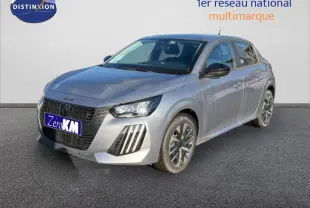 Peugeot 208 gris en 3/4 avant droit, avec calandre noire distinctive et jantes stylisées.