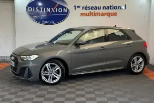 Audi A1 gris foncé vue de profil côté gauche, avec jantes alliage et logo S line sur aile avant.