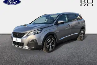 Peugeot 5008 gris Artense en 3/4 avant droit, mettant en valeur ses jantes alu et son design moderne.