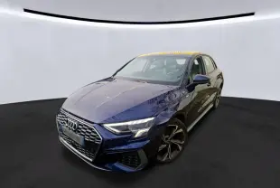 Audi A3 2.0 TDI S-Line bleu vue 3/4 avant droit dans un showroom avec mur en bois et enseigne lumineuse.