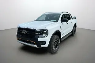 Ford Ranger 2025 blanc glacier en 3/4 avant droit avec calandre noire et détails orange sur pare-chocs.