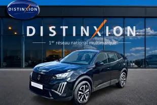 Peugeot 2008 noir en vue 3/4 avant droite, avec phares LED et jantes alliage distinctives, devant showroom Distinxion.