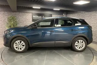 Profil côté gauche du Peugeot 3008 bleu métallisé 2022 avec jantes alliage et coques de rétroviseurs noires.
