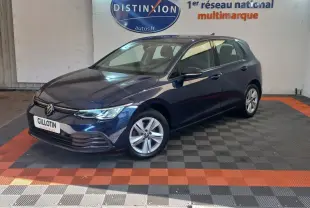 Volkswagen Golf bleu 2022 vue 3/4 avant droit, avec jantes alliage et calandre moderne dans showroom.