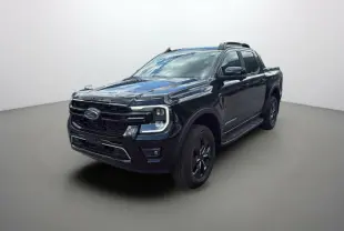 Ford Ranger 2.3 PHEV noir agate, vue 3/4 avant droit, avec barres de toit et marchepieds latéraux visibles.