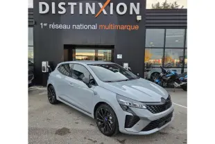 Renault Clio V hybride gris Rafale vue 3/4 avant droit avec jantes noires et calandre noire brillante